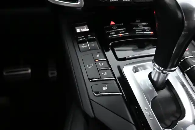 Valkoinen Maastoauto, Porsche Cayenne – ZMT-509