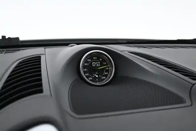 Valkoinen Maastoauto, Porsche Cayenne – ZMT-509