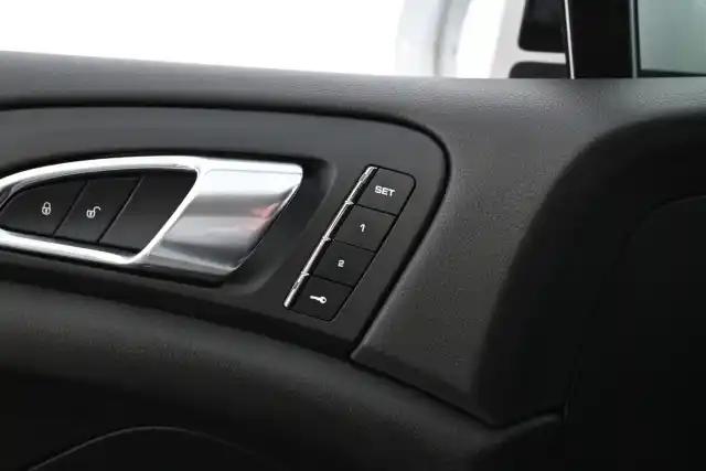 Valkoinen Maastoauto, Porsche Cayenne – ZMT-509