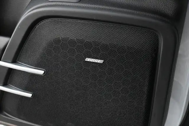 Valkoinen Maastoauto, Porsche Cayenne – ZMT-509