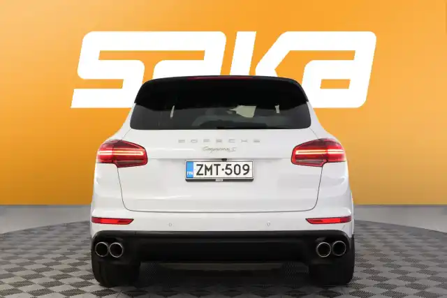 Valkoinen Maastoauto, Porsche Cayenne – ZMT-509