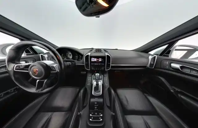 Valkoinen Maastoauto, Porsche Cayenne – ZMT-509