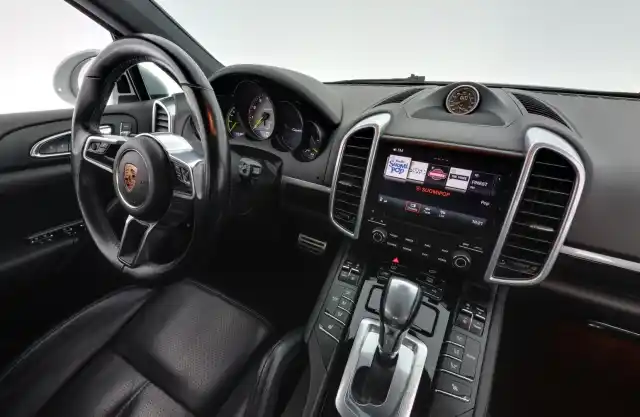 Valkoinen Maastoauto, Porsche Cayenne – ZMT-509