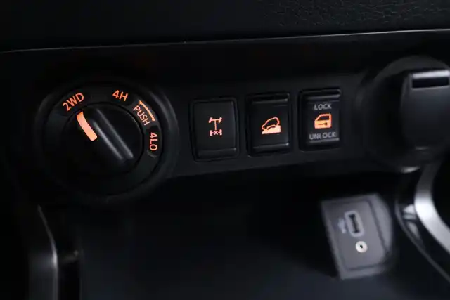Harmaa Avolava, Nissan Navara – ZMU-237