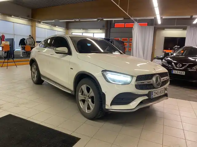 Valkoinen Maastoauto, Mercedes-Benz GLC – ZMU-800