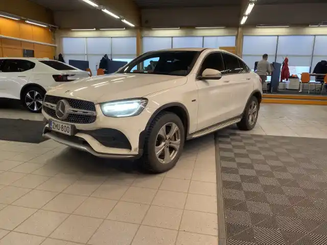 Valkoinen Maastoauto, Mercedes-Benz GLC – ZMU-800