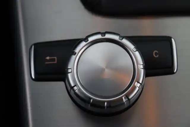 Harmaa Avoauto, Mercedes-Benz SLK – ZMV-914