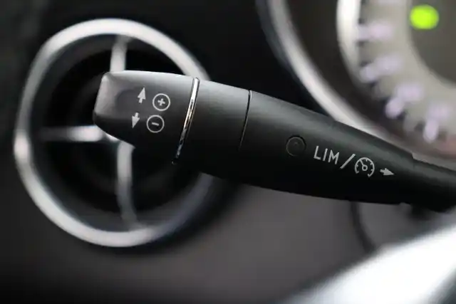 Harmaa Avoauto, Mercedes-Benz SLK – ZMV-914