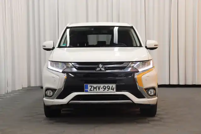 Valkoinen Maastoauto, Mitsubishi Outlander PHEV – ZMV-994