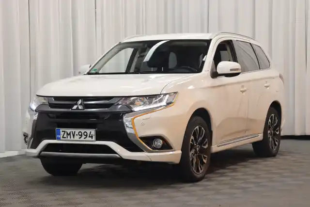 Valkoinen Maastoauto, Mitsubishi Outlander PHEV – ZMV-994