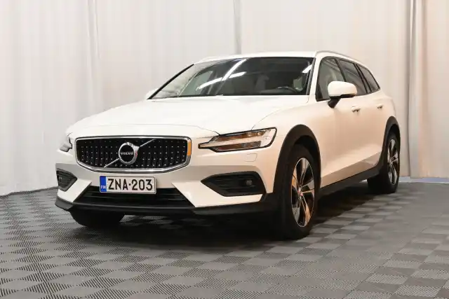 Valkoinen Farmari, Volvo V60 Cross Country – ZNA-203