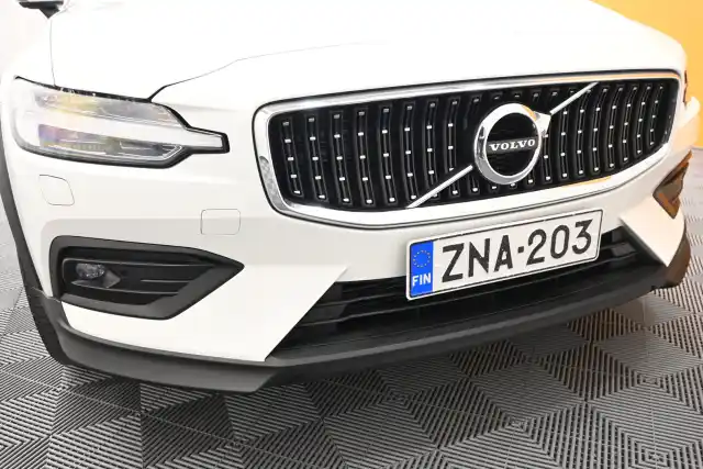 Valkoinen Farmari, Volvo V60 Cross Country – ZNA-203