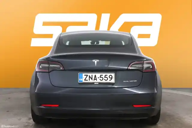 Harmaa Sedan, Tesla Model 3 – ZNA-559