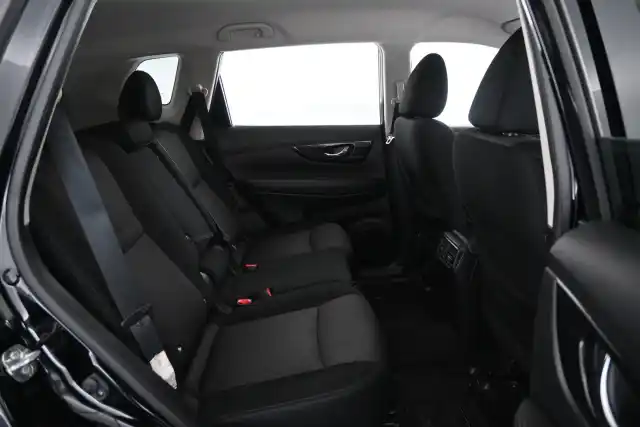 Musta Maastoauto, Nissan X-Trail – ZNB-181