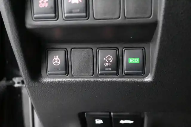 Musta Maastoauto, Nissan X-Trail – ZNB-181