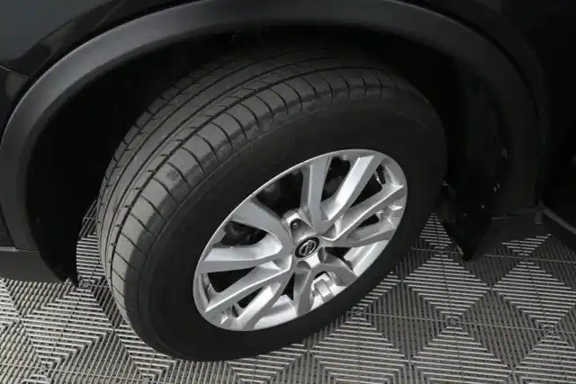 Musta Maastoauto, Nissan X-Trail – ZNB-181