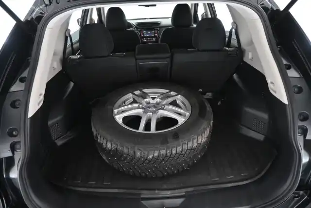 Musta Maastoauto, Nissan X-Trail – ZNB-181