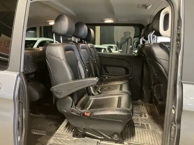 Harmaa Tila-auto, Mercedes-Benz V – ZNB-403