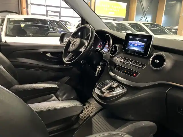 Harmaa Tila-auto, Mercedes-Benz V – ZNB-403