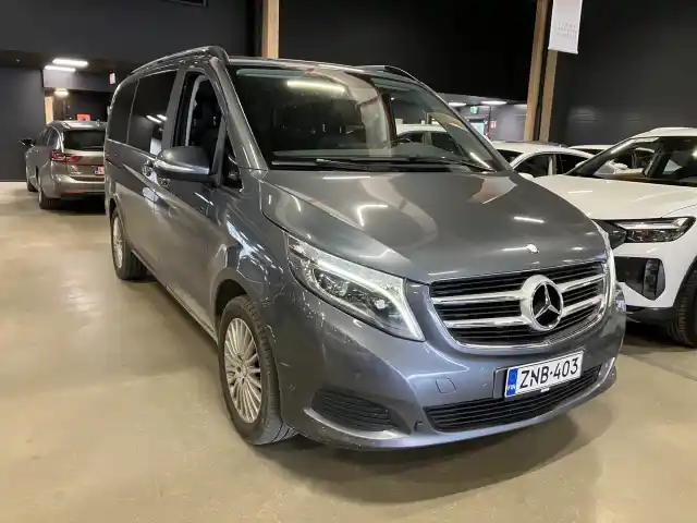 Harmaa Tila-auto, Mercedes-Benz V – ZNB-403