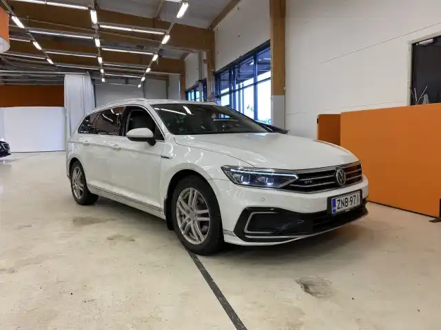 Valkoinen Farmari, Volkswagen Passat – ZNB-971