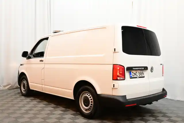 Valkoinen Pakettiauto, Volkswagen Transporter – ZNC-389