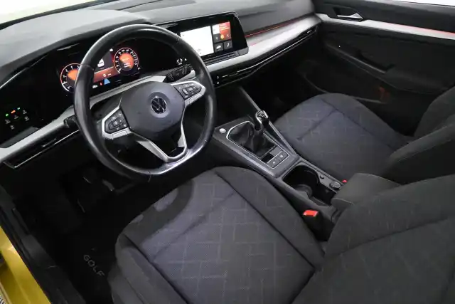 Keltainen Viistoperä, Volkswagen Golf – ZNC-484