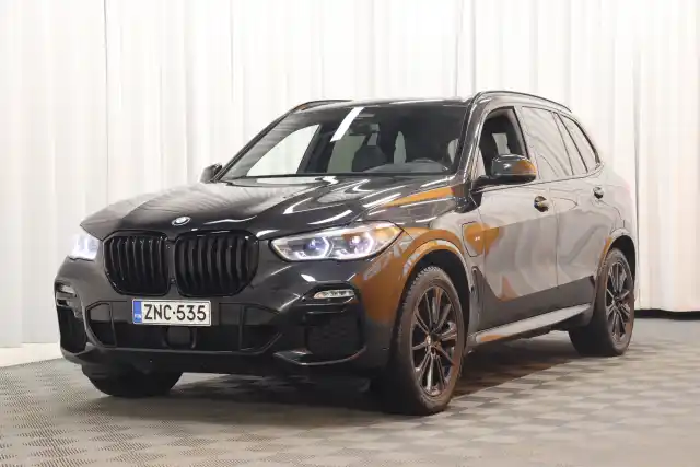 Musta Maastoauto, BMW X5 – ZNC-535