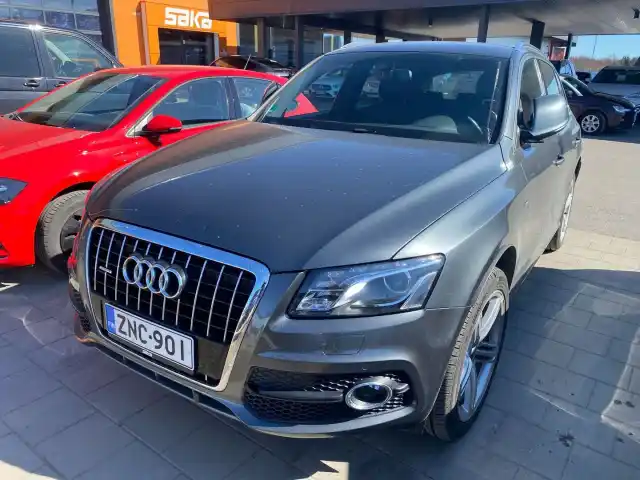 Harmaa Maastoauto, Audi Q5 – ZNC-901