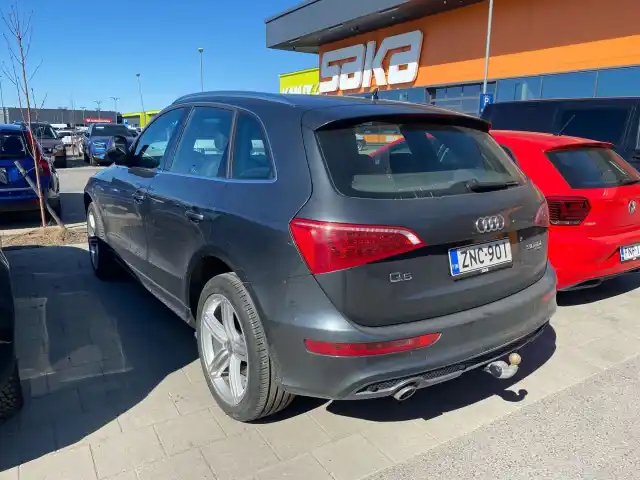 Harmaa Maastoauto, Audi Q5 – ZNC-901