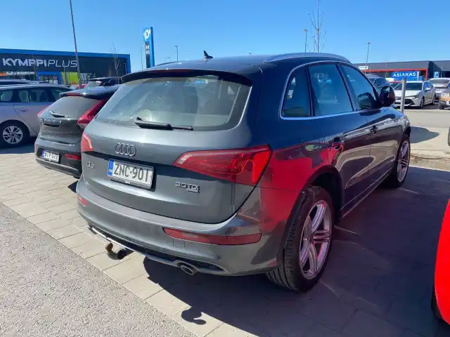 Harmaa Maastoauto, Audi Q5 – ZNC-901