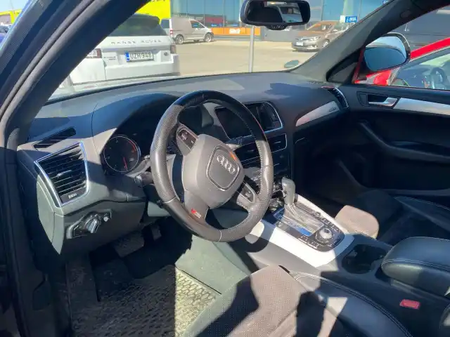Harmaa Maastoauto, Audi Q5 – ZNC-901