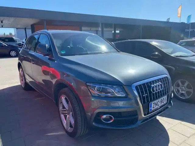Harmaa Maastoauto, Audi Q5 – ZNC-901
