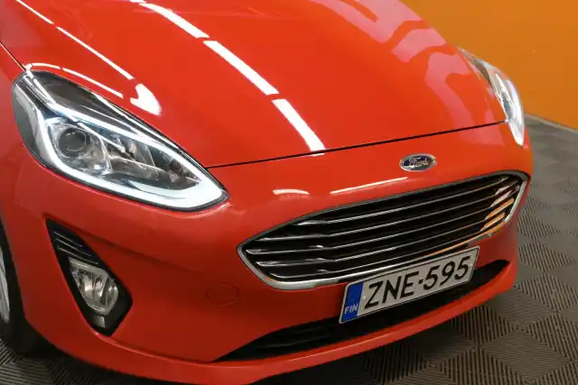 Punainen Viistoperä, Ford Fiesta – ZNE-595