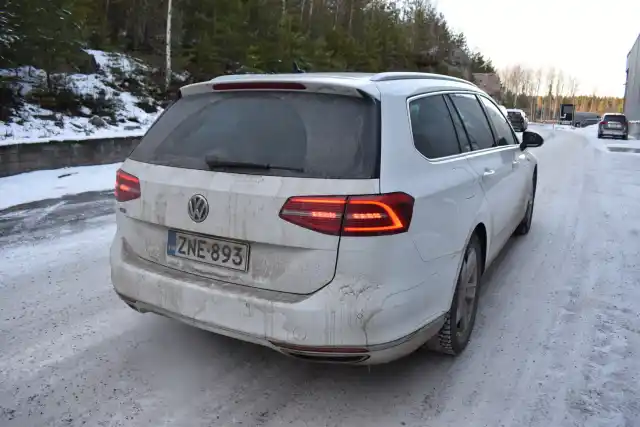 Valkoinen Farmari, Volkswagen Passat – ZNE-893