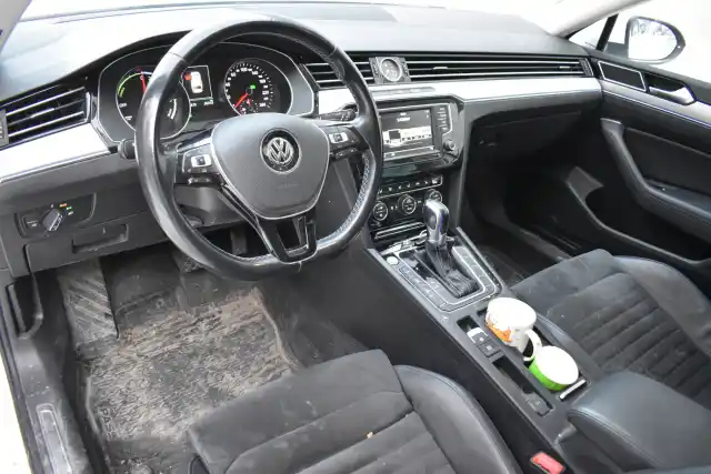 Valkoinen Farmari, Volkswagen Passat – ZNE-893