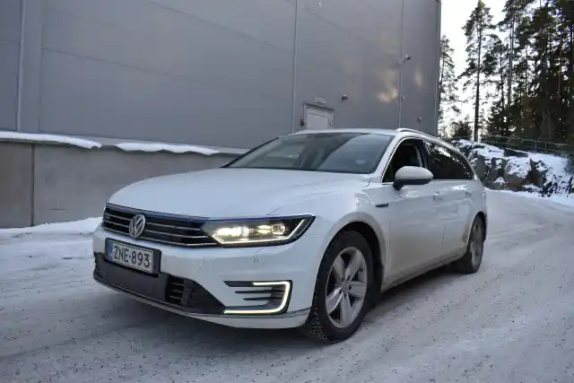 Valkoinen Farmari, Volkswagen Passat – ZNE-893