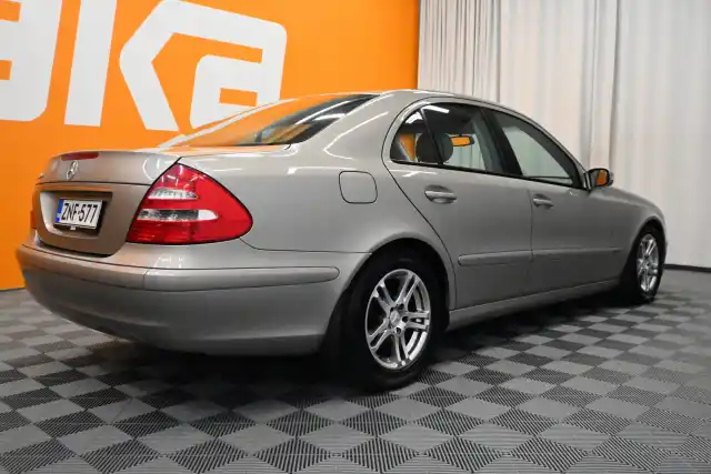 Harmaa Sedan, Mercedes-Benz E – ZNF-577