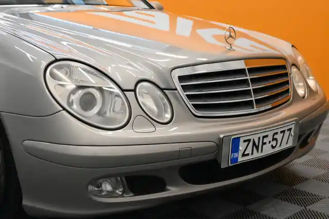 Harmaa Sedan, Mercedes-Benz E – ZNF-577