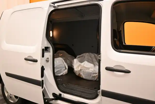 Valkoinen Pakettiauto, Nissan NV250 – ZNH-241