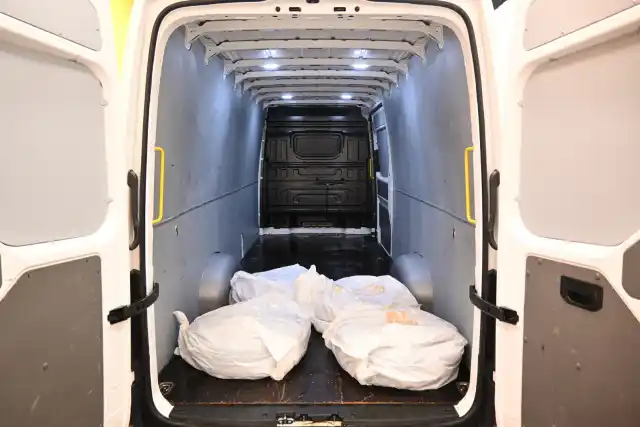 Valkoinen Pakettiauto, Volkswagen Crafter – ZNK-313