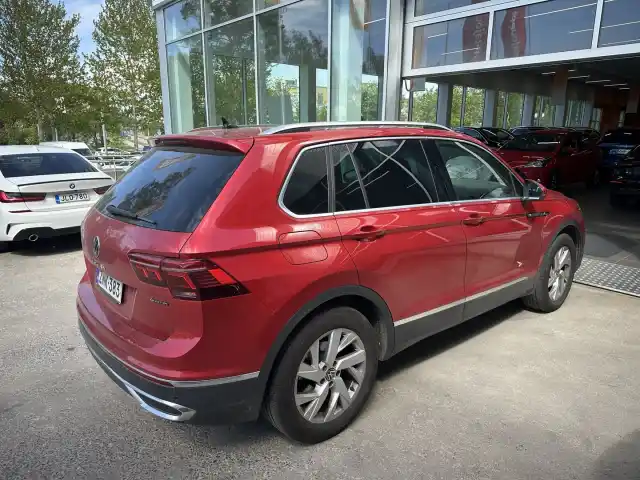 Punainen Maastoauto, Volkswagen Tiguan – ZNK-383