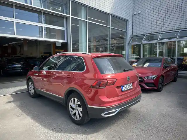 Punainen Maastoauto, Volkswagen Tiguan – ZNK-383