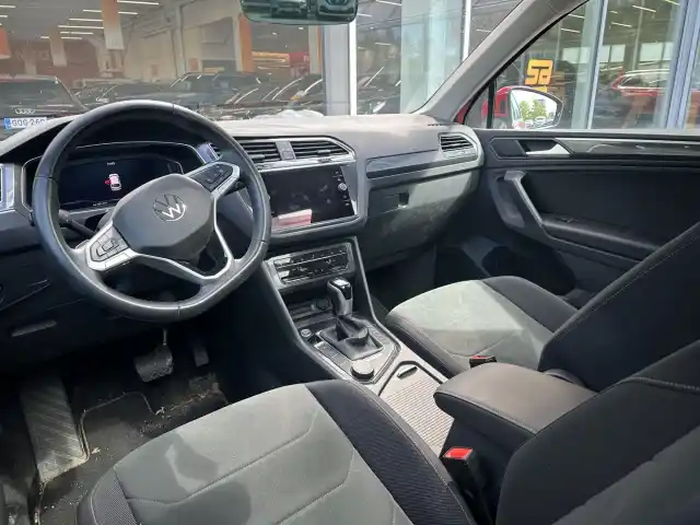 Punainen Maastoauto, Volkswagen Tiguan – ZNK-383