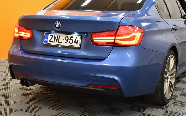 Sininen Sedan, BMW 330 – ZNL-954