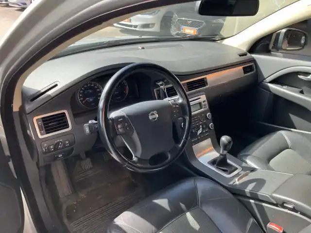 Harmaa Farmari, Volvo V70 – ZNM-259