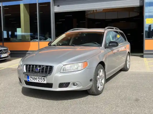 Harmaa Farmari, Volvo V70 – ZNM-259