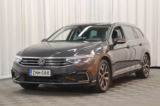 Harmaa Farmari, Volkswagen Passat – ZNM-588