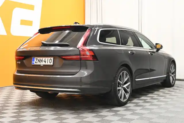 Harmaa Farmari, Volvo V90 – ZNN-410