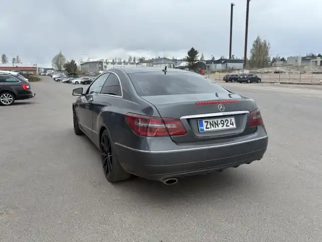 Harmaa Coupe, Mercedes-Benz E – ZNN-924